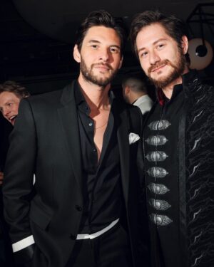 Ben Barnes Instagram - I feel so much love, affection and beaming pride for all the human beings in these pictures… 

We ‘made something’…

#shadowandbone #netflix #thursday 

🖤