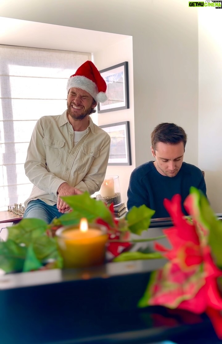 Ben Barnes Instagram - Happy Holidays, you beautiful humans. Wherever you are, home or not, I hope you feel at home with those around you and have a joyful, peaceful, wonderful Christmas Day! Hereโs a little ๐๐ถ๐ from me (and my brilliant pal @kevinburkemusic ) โค๏ธ