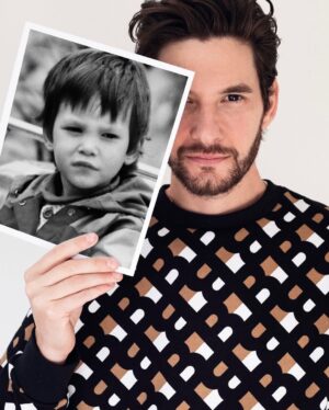 Ben Barnes Instagram - This kid’s been telling me what to do for 35 years! #beyourownboss 

🖤

@boss