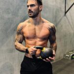 Benjamin Samat Instagram – Circuit cardio kettlebell 💪🏽🥵

3 tours 🔁

15 American swing 
10 burpees 
20 fentes 
10 burpees 
15 American swing 

A vous de jouer !! Dubai, United Arab Emirates