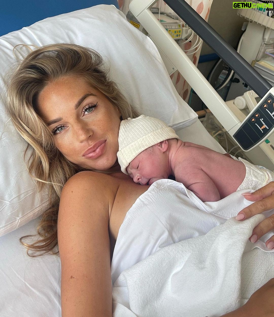 Benjamin Samat Instagram - 30.09.2022 👶🏻 Andrea Samat 👶🏻 Les Premières Minutes avec Notre Fils… Le plus beau jour de notre Vie ❤️🙏🏼 Emirate of Dubai
