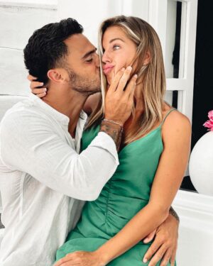 Benjamin Samat Instagram - Mon amour, pour ton anniversaire je t’écris ces quelques mots…. MERCI ! Merci d’être toi, de m’avoir fait découvrir la signification du mot « Fusionnel » car c’est ce que nous sommes. Tu mérites le bonheur éternel et je ferai tout pour te l’apporter. 
Aujourd’hui tu portes mon nom et notre enfant dans ton ventre et ça en moins de 2 ans, 2 ans seulement et pourtant j’ai l’impression de te connaître depuis toujours, comme si nous avions déjà vécu cet amour dans d’autres vies, comme si nous étions destinés l’un à l’autre jusqu’à l’infini, comme si nous nous retrouvions à chaque fois qu’importe l’époque, le lieu, les circonstances nous sommes destinés. Il n’y a qu’à voir notre rencontre … je ne crois pas au hasard ! 

Alors voilà ma destinée je te souhaite un Joyeux anniversaire, continue d’être la femme exceptionnelle que je connais, continue d’être aussi joyeuse, souriante, rigolote, aimante, ambitieuse, loyale, intelligente et j’en passe !!! 
Continue d’être toi tout simplement ! 
JE T’AIME MADDY SAMAT ❤️