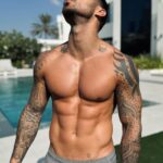 Benjamin Samat Instagram - 💪🏽 Challenge gros pecs, 100 pompes en 2 minutes ?! Combien vous en comptez ? J’ai triché ou pas 😅 ? Dubai, United Arab Emirates