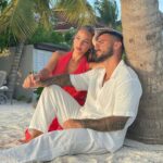 Benjamin Samat Instagram - Sunset with Love 🌹🌴 Seychelles