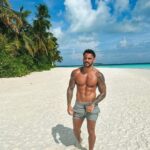 Benjamin Samat Instagram - Maldives 2k23 🌴😎 Si tu zoomes sur la première photo tu peux voir un nuage en forme de Bi*e, un autre en forme de visage, Antman et puis un 6pack made in @fitaya.fr Vous voyez d’autre choses ? Ayada Maldives