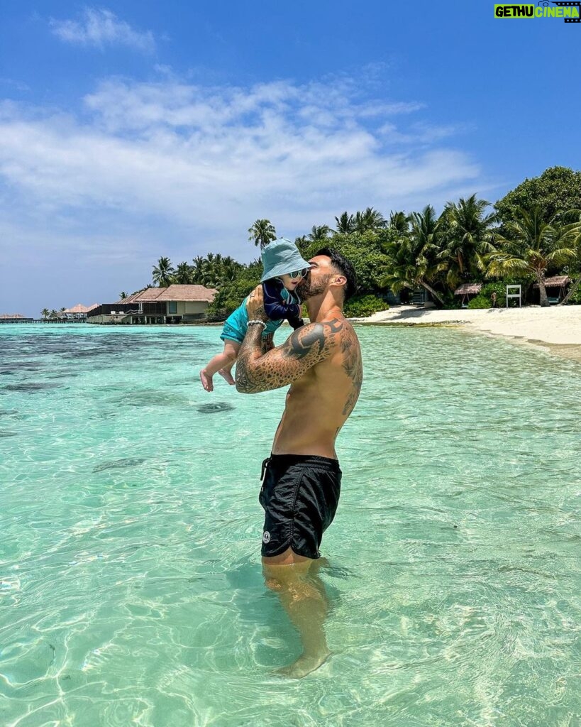 Benjamin Samat Instagram - Moment de pur bonheur aux Maldives ❤️🌴 Papa comblé 🥹 Ayada Maldives