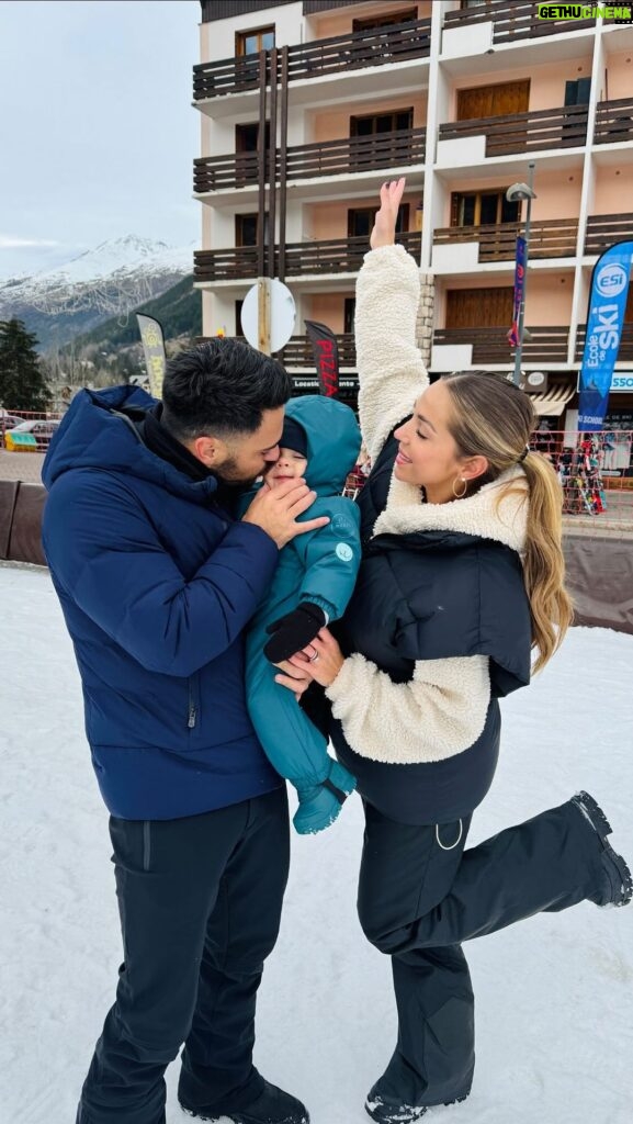 Benjamin Samat Instagram - Petit séjour au ski en quelques images avec les premiers pas d’Andrea sur la neige ❤️⛷️❄️ Serre Chevalier (montagne)