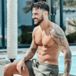 Benjamin Samat Instagram - 31 ans ! Comme quoi ça n’arrive pas qu’aux autres de vieillir 😂 le temps passe trop vite ! Vous avez quel âge les amis ? que je me fasse une idée si je suis vieux ou jeune par rapport aux personnes qui me suivent ☺️ Zaya Nurai Island, Abudhabi