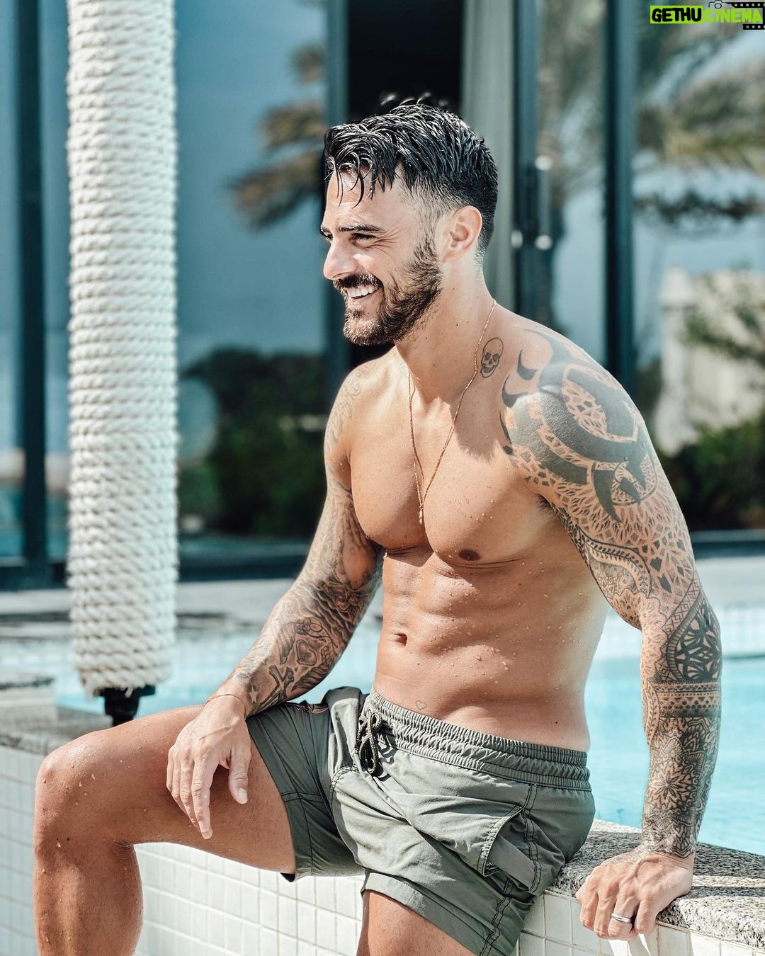 Benjamin Samat Instagram - 31 ans ! Comme quoi ça n’arrive pas qu’aux autres de vieillir 😂 le temps passe trop vite ! Vous avez quel âge les amis ? que je me fasse une idée si je suis vieux ou jeune par rapport aux personnes qui me suivent ☺️ Zaya Nurai Island, Abudhabi