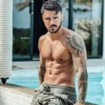 Benjamin Samat Instagram - 31 ans ! Comme quoi ça n’arrive pas qu’aux autres de vieillir 😂 le temps passe trop vite ! Vous avez quel âge les amis ? que je me fasse une idée si je suis vieux ou jeune par rapport aux personnes qui me suivent ☺️ Zaya Nurai Island, Abudhabi