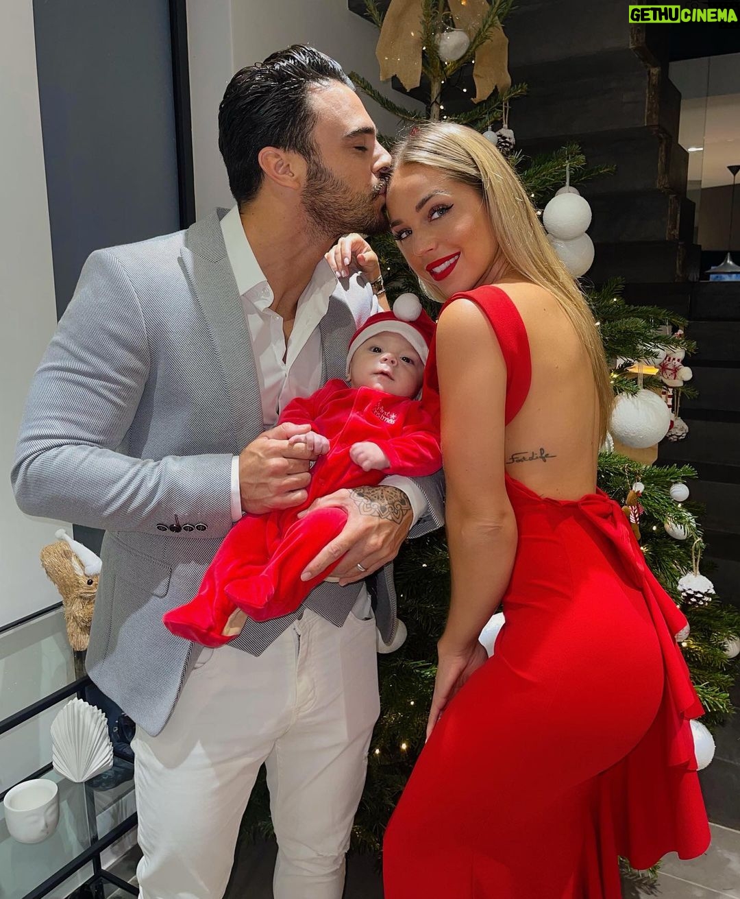 Benjamin Samat Instagram - Joyeux Noel a Tous ❤️🎅🏼 Notre plus beau cadeau c’est TOI…👶🏻 Trop d’amour pour ce petit Papa Noël 🥺 France
