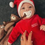 Benjamin Samat Instagram - Joyeux Noel a Tous ❤️🎅🏼 Notre plus beau cadeau c’est TOI…👶🏻 Trop d’amour pour ce petit Papa Noël 🥺 France