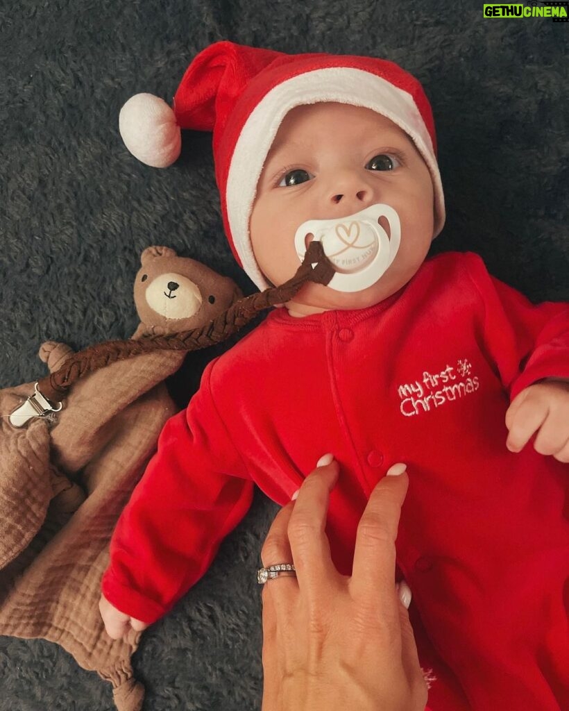Benjamin Samat Instagram - Joyeux Noel a Tous ❤️🎅🏼 Notre plus beau cadeau c’est TOI…👶🏻 Trop d’amour pour ce petit Papa Noël 🥺 France