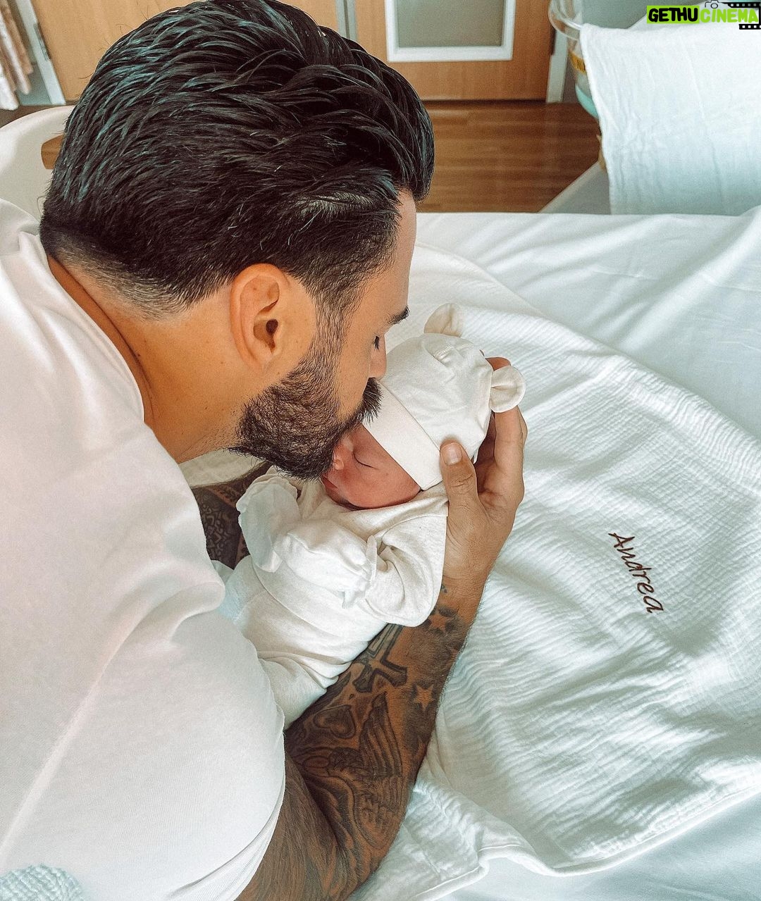Benjamin Samat Instagram - 30.09.2022 👶🏻 Andrea Samat 👶🏻 Les Premières Minutes avec Notre Fils… Le plus beau jour de notre Vie ❤️🙏🏼 Emirate of Dubai