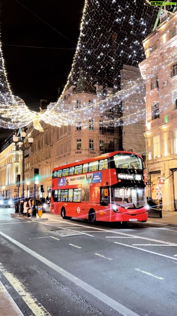 Benjamin Samat Instagram - Petit recap de notre séjour à Londres 🇬🇧💂🏻‍♀️ #london #christmas Regent Street,london
