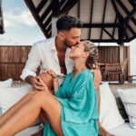 Benjamin Samat Instagram - Mon amour, pour ton anniversaire je t’écris ces quelques mots…. MERCI ! Merci d’être toi, de m’avoir fait découvrir la signification du mot « Fusionnel » car c’est ce que nous sommes. Tu mérites le bonheur éternel et je ferai tout pour te l’apporter. Aujourd’hui tu portes mon nom et notre enfant dans ton ventre et ça en moins de 2 ans, 2 ans seulement et pourtant j’ai l’impression de te connaître depuis toujours, comme si nous avions déjà vécu cet amour dans d’autres vies, comme si nous étions destinés l’un à l’autre jusqu’à l’infini, comme si nous nous retrouvions à chaque fois qu’importe l’époque, le lieu, les circonstances nous sommes destinés. Il n’y a qu’à voir notre rencontre … je ne crois pas au hasard ! Alors voilà ma destinée je te souhaite un Joyeux anniversaire, continue d’être la femme exceptionnelle que je connais, continue d’être aussi joyeuse, souriante, rigolote, aimante, ambitieuse, loyale, intelligente et j’en passe !!! Continue d’être toi tout simplement ! JE T’AIME MADDY SAMAT ❤️