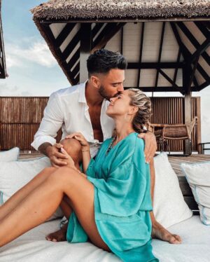 Benjamin Samat Instagram - Mon amour, pour ton anniversaire je t’écris ces quelques mots…. MERCI ! Merci d’être toi, de m’avoir fait découvrir la signification du mot « Fusionnel » car c’est ce que nous sommes. Tu mérites le bonheur éternel et je ferai tout pour te l’apporter. 
Aujourd’hui tu portes mon nom et notre enfant dans ton ventre et ça en moins de 2 ans, 2 ans seulement et pourtant j’ai l’impression de te connaître depuis toujours, comme si nous avions déjà vécu cet amour dans d’autres vies, comme si nous étions destinés l’un à l’autre jusqu’à l’infini, comme si nous nous retrouvions à chaque fois qu’importe l’époque, le lieu, les circonstances nous sommes destinés. Il n’y a qu’à voir notre rencontre … je ne crois pas au hasard ! 

Alors voilà ma destinée je te souhaite un Joyeux anniversaire, continue d’être la femme exceptionnelle que je connais, continue d’être aussi joyeuse, souriante, rigolote, aimante, ambitieuse, loyale, intelligente et j’en passe !!! 
Continue d’être toi tout simplement ! 
JE T’AIME MADDY SAMAT ❤️