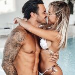 Benjamin Samat Instagram - Mon amour, pour ton anniversaire je t’écris ces quelques mots…. MERCI ! Merci d’être toi, de m’avoir fait découvrir la signification du mot « Fusionnel » car c’est ce que nous sommes. Tu mérites le bonheur éternel et je ferai tout pour te l’apporter. Aujourd’hui tu portes mon nom et notre enfant dans ton ventre et ça en moins de 2 ans, 2 ans seulement et pourtant j’ai l’impression de te connaître depuis toujours, comme si nous avions déjà vécu cet amour dans d’autres vies, comme si nous étions destinés l’un à l’autre jusqu’à l’infini, comme si nous nous retrouvions à chaque fois qu’importe l’époque, le lieu, les circonstances nous sommes destinés. Il n’y a qu’à voir notre rencontre … je ne crois pas au hasard ! Alors voilà ma destinée je te souhaite un Joyeux anniversaire, continue d’être la femme exceptionnelle que je connais, continue d’être aussi joyeuse, souriante, rigolote, aimante, ambitieuse, loyale, intelligente et j’en passe !!! Continue d’être toi tout simplement ! JE T’AIME MADDY SAMAT ❤️