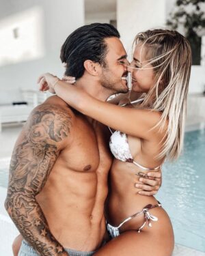 Benjamin Samat Instagram - Mon amour, pour ton anniversaire je t’écris ces quelques mots…. MERCI ! Merci d’être toi, de m’avoir fait découvrir la signification du mot « Fusionnel » car c’est ce que nous sommes. Tu mérites le bonheur éternel et je ferai tout pour te l’apporter. 
Aujourd’hui tu portes mon nom et notre enfant dans ton ventre et ça en moins de 2 ans, 2 ans seulement et pourtant j’ai l’impression de te connaître depuis toujours, comme si nous avions déjà vécu cet amour dans d’autres vies, comme si nous étions destinés l’un à l’autre jusqu’à l’infini, comme si nous nous retrouvions à chaque fois qu’importe l’époque, le lieu, les circonstances nous sommes destinés. Il n’y a qu’à voir notre rencontre … je ne crois pas au hasard ! 

Alors voilà ma destinée je te souhaite un Joyeux anniversaire, continue d’être la femme exceptionnelle que je connais, continue d’être aussi joyeuse, souriante, rigolote, aimante, ambitieuse, loyale, intelligente et j’en passe !!! 
Continue d’être toi tout simplement ! 
JE T’AIME MADDY SAMAT ❤️