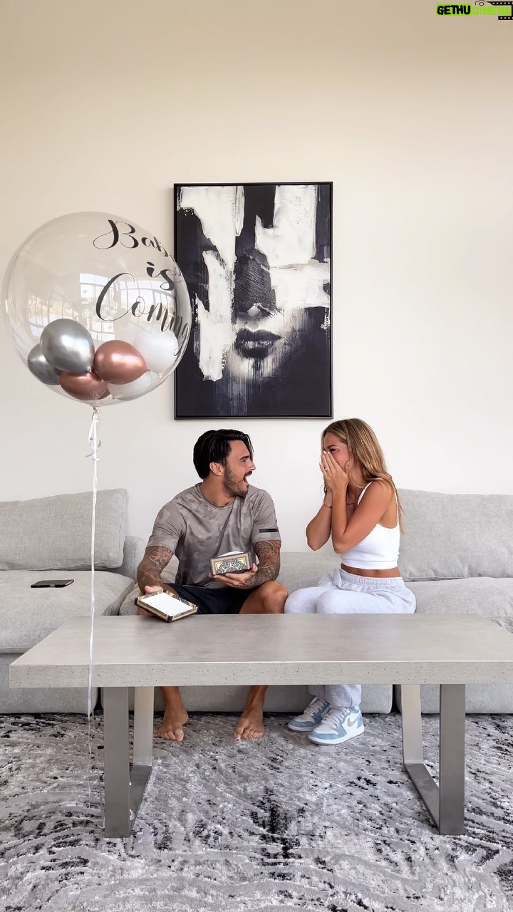 Benjamin Samat Instagram - Quand tu apprends une incroyable nouvelle… 🥺👶🏻🤰🏼 Dubai, United Arab Emiratesدبي