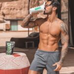 Benjamin Samat Instagram - Qui parmi vous à parfois des problèmes de sommeil ? 😐 Plutôt du mal à vous endormir ou des réveils dans la nuit ??? 🙄 I Moi j’ai découvert @ozersnutrition et c'est un délire comme c'est efficace ! Leur tout-en-un à base de protéines végétales et de micro-algues (Spiruline) 100% vegan et made in France, je valide fort ✔️😊 I C’est la marque de mon pote @maxdamarey boxeur pro et ingénieur 😉💪🏼 Avant de dormir, ça m'aide à me relaxer, mieux dormir, régénérer mes os et mes articulations 👌🏼 I En même pas 3 mois d'existence, le produit est déjà consommé par des tops mondiaux dans le sport ! I Rendez-vous sur le site internet de @ozersnutrition pour profiter des -20% de remise sur le shop et ainsi rejoindre le ØZERSQUAD grâce à mon code BENJI20 !  I #SebJaillard #weareozers #ozersquad #nutrition #healthy #allgreen #sport #fitness #nutritionsportive #shape #mma #santé #performance #healthyfood #vegan #madeinfrance #vegetal #recuperation #proteinesvegetales #bienetre #inshape