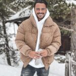 Benjamin Samat Instagram - Petit Week-end à la montagne 😁❄️ Ça fait vraiment du bien ! Du désert de Dubaï à la neige de Serre-Chevalier Maya se régale en tout cas 🥰 Le Monêtier-les-Bains