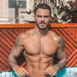 Benjamin Samat Instagram - Qui fait pipi dans les piscines lève la main ? 🤣🙋🏻‍♂️ Dubai, UAE