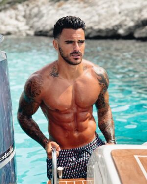 Benjamin Samat Instagram - Calanques de Marseille ❤️ Eau à 18•c 😅