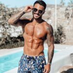 Benjamin Samat Instagram - Avec ma chérie, mes amis et mes abdos, nous sommes tous très bien arrivés à Mykonos 🇬🇷 😎