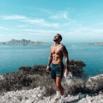 Benjamin Samat Instagram - Ce matin je suis vraiment sorti de ma zone de confort pour aller faire mon 1er Trail dans les calanques de Marseille. Résultat 2h 14km 800m de dénivelé ⛰😵‍💫 très dur très intense mais très fier de nous 💪🏽@nico_ferrero_23 @mike_r.10 @smilefit13 ! Plus de photos et vidéos dans ma story Marseille, France