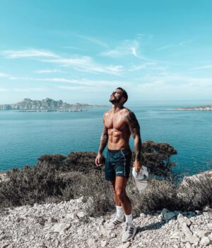 Benjamin Samat Instagram - Ce matin je suis vraiment sorti de ma zone de confort pour aller faire mon 1er Trail dans les calanques de Marseille. Résultat 2h 14km 800m de dénivelé ⛰😵‍💫 très dur très intense mais très fier de nous 💪🏽@nico_ferrero_23 @mike_r.10 @smilefit13 ! Plus de photos et vidéos dans ma story