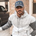 Benjamin Samat Instagram - Vous êtes plutôt casquettes, ou sans-casquette ??? 😎😊 Identifie tes amis qui aiment trop porter des casquettes 😁 I I Tout ceux qui m’envoient des mp depuis des mois pour savoir quelle est la marque des casquettes que je porte tout le temps dans mes stories, il s’agit des casquettes de la marque ETC 🔥 N’hésitez pas à jeter un coup d’oeil à leur insta @casquettesetc 😉 I I Ce sont des casquettes en tissus denim, gabardine, velours, natté de très bonnes qualités ! 👍🏼 Que vous recevez dans un packaging original et réutilisable : panier en bambou 🌸 I I Bénéficiez pendant 48h de -15% avec le code promo : BENJIETC sur le site www.casquettesetc.fr ❤️ #SebJaillard #environnement #casquettes #tissusbio #gots #etc Dubai, United Arab Emirates