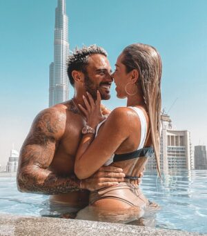 Benjamin Samat Instagram - Ce soir ma princesse me rejoint dans les Marseillais sur @w9officiel C’est peut-être pas grand chose à vos yeux, mais pour moi c’était une énorme preuve d’amour, après avoir arrêté la TV réalité depuis 3 ans elle vient me voir dans ma famille des Marseillais ☺️❤️ Et c’était pas gagné au début 😅❤️