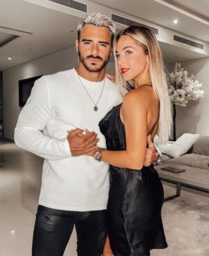 Benjamin Samat Instagram - Aujourd’hui cela fait 6 mois que j’ai rencontré celle qui me comble de bonheur chaque jour et celle avec qui je vois mon avenir ❤️ Je me languis de vieillir avec toi ☺️👴🏼👵🏼 Je t’aime Poussinou 🐥