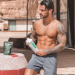 Benjamin Samat Instagram - Qui parmi vous à parfois des problèmes de sommeil ? 😐 Plutôt du mal à vous endormir ou des réveils dans la nuit ??? 🙄 I Moi j’ai découvert @ozersnutrition et c'est un délire comme c'est efficace ! Leur tout-en-un à base de protéines végétales et de micro-algues (Spiruline) 100% vegan et made in France, je valide fort ✔️😊 I C’est la marque de mon pote @maxdamarey boxeur pro et ingénieur 😉💪🏼 Avant de dormir, ça m'aide à me relaxer, mieux dormir, régénérer mes os et mes articulations 👌🏼 I En même pas 3 mois d'existence, le produit est déjà consommé par des tops mondiaux dans le sport ! I Rendez-vous sur le site internet de @ozersnutrition pour profiter des -20% de remise sur le shop et ainsi rejoindre le ØZERSQUAD grâce à mon code BENJI20 !  I #SebJaillard #weareozers #ozersquad #nutrition #healthy #allgreen #sport #fitness #nutritionsportive #shape #mma #santé #performance #healthyfood #vegan #madeinfrance #vegetal #recuperation #proteinesvegetales #bienetre #inshape