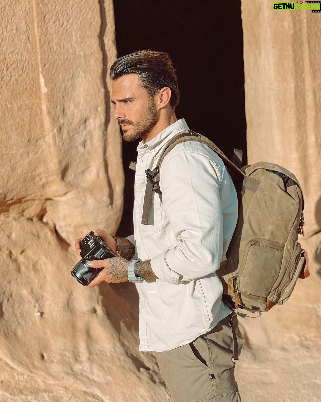 Benjamin Samat Instagram - Benji l’explorateur de Saudi ☺️🇸🇦 Les amis, tellement surpris de Saudi, on en prend plein la vue chaque jour, des paysages et des lieux uniques au monde 😍 Suivez nos story 😉 - - @visitsaudi #visitsaudi @experiencealula #experiencealula AlUla, Saudi Arabia