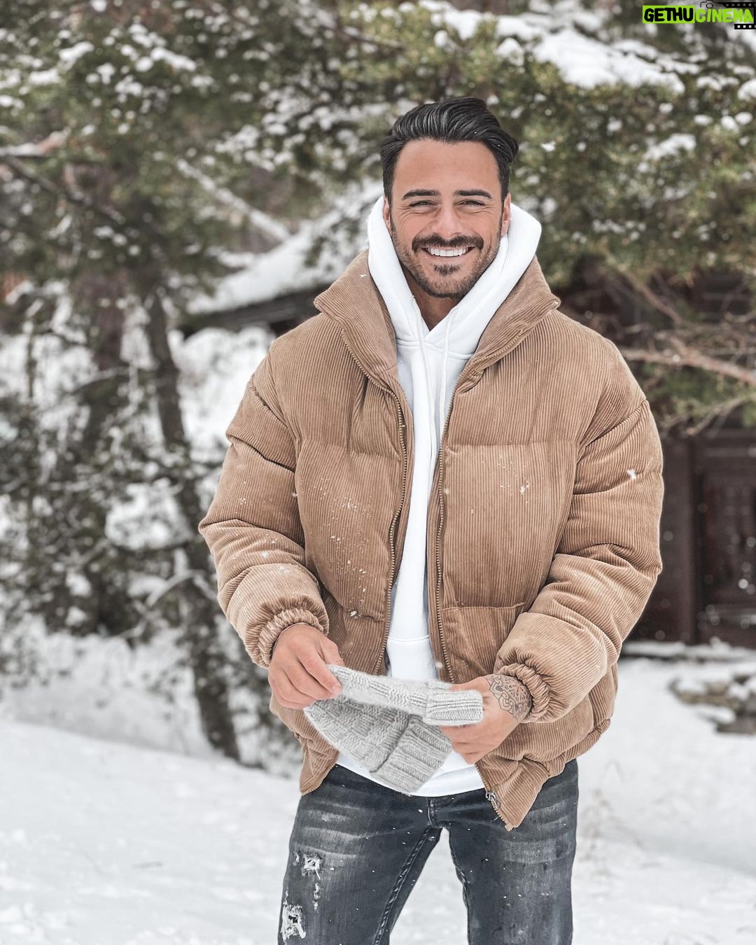 Benjamin Samat Instagram - Petit Week-end à la montagne 😁❄️ Ça fait vraiment du bien ! Du désert de Dubaï à la neige de Serre-Chevalier Maya se régale en tout cas 🥰 Le Monêtier-les-Bains