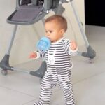 Benjamin Samat Instagram - 🥹🥹🥹 Plusieurs semaines qu’Andrea a commencé à faire ses premiers pas et le voilà aujourd’hui parti pour découvrir de nouveaux horizons 😂 Le début des problèmes ? 😅