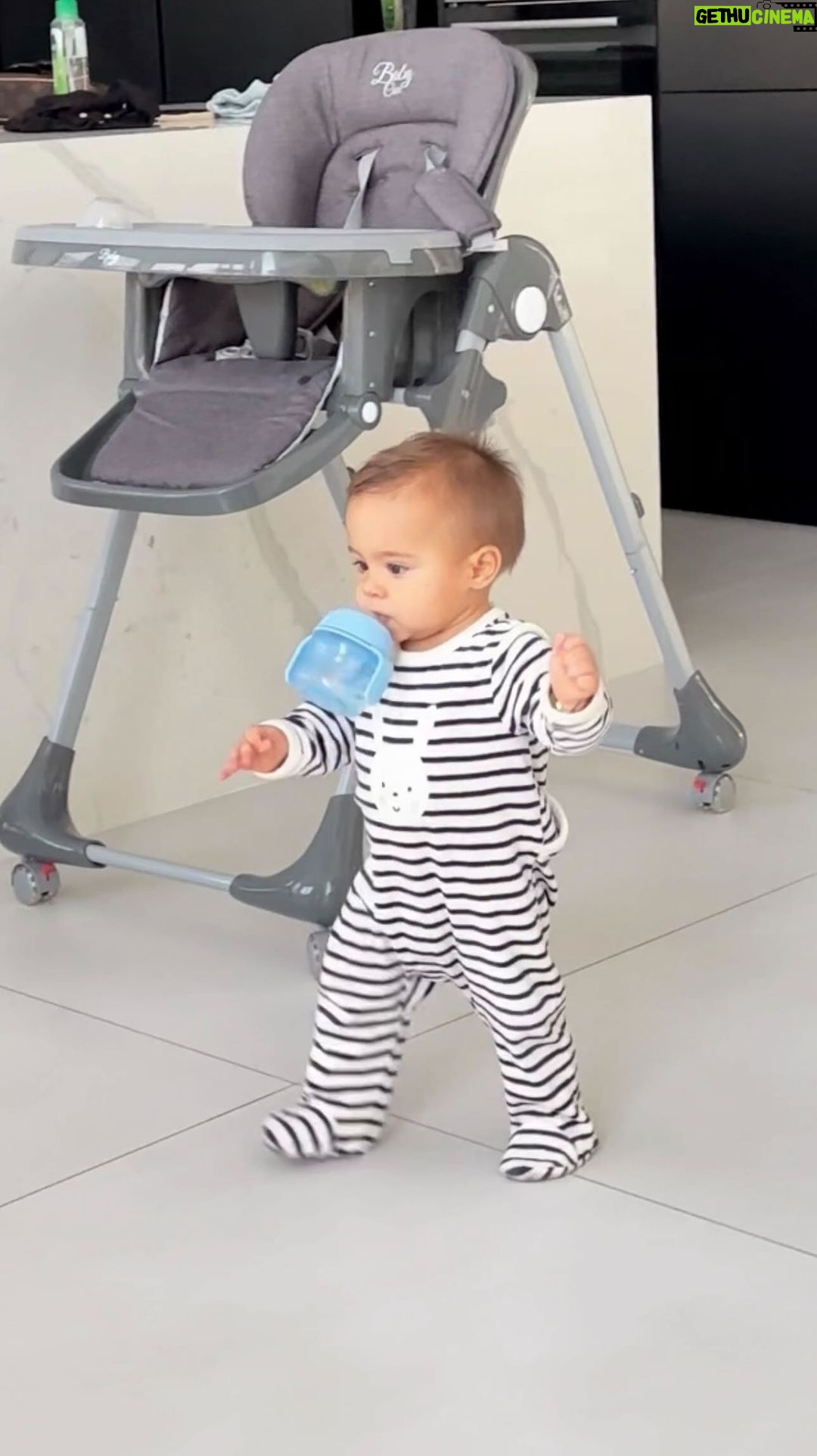 Benjamin Samat Instagram - 🥹🥹🥹 Plusieurs semaines qu’Andrea a commencé à faire ses premiers pas et le voilà aujourd’hui parti pour découvrir de nouveaux horizons 😂 Le début des problèmes ? 😅