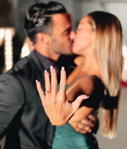Benjamin Samat Instagram - YES 💍❤️ Future Madame SAMAT 🥺 29/11/2021 ✨