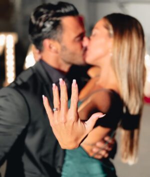 Benjamin Samat Instagram - YES 💍❤️ Future Madame SAMAT 🥺
29/11/2021 ✨