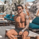 Benjamin Samat Instagram - 9 Novembre à la plage … C’est la vie que j’ai décidé de mener 😎 Dubai, UAE