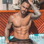 Benjamin Samat Instagram - Qui fait pipi dans les piscines lève la main ? 🤣🙋🏻‍♂️ Dubai, UAE
