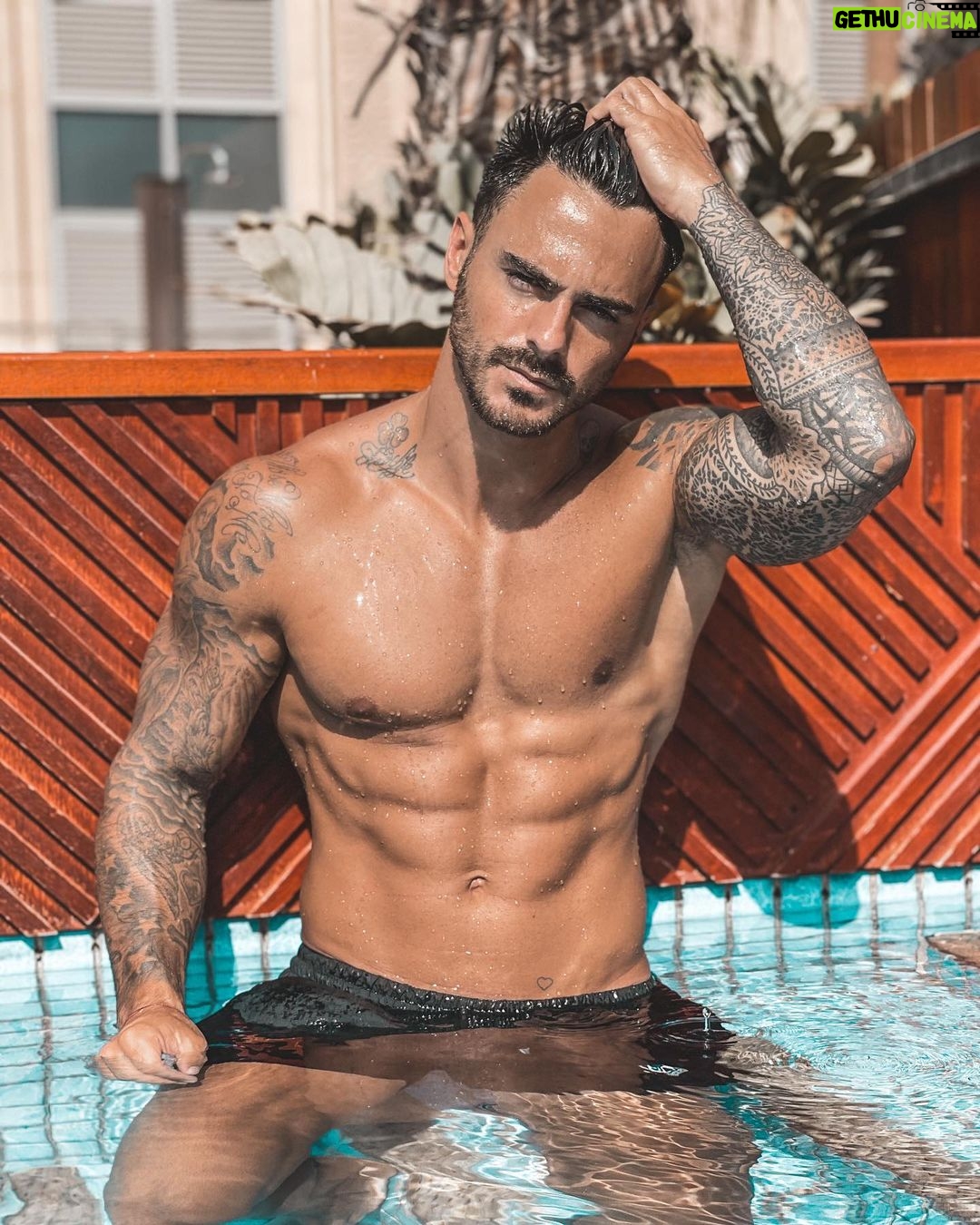 Benjamin Samat Instagram - Qui fait pipi dans les piscines lève la main ? 🤣🙋🏻♂️ Dubai, UAE