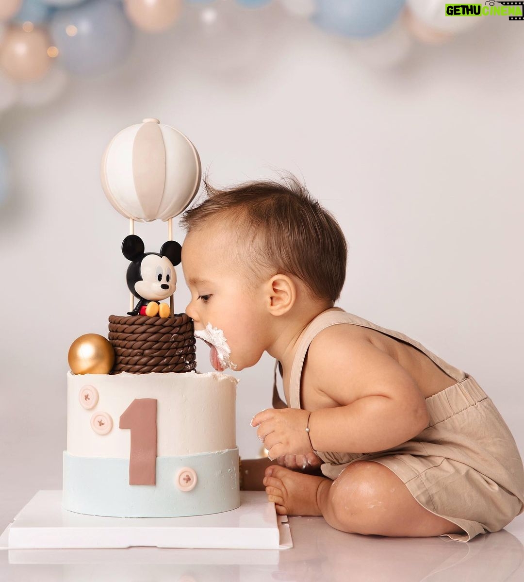 Benjamin Samat Instagram - 30/09/2022 🥹🎂 1 an que ce petit être à chamboulé notre vie, cet amour indescriptible qu’on ressent chaque jours, notre petit bonheur, ce petit coquin qui a soufflé sa première bougie 🥹🫶🏼 Papa & Maman t’aime très fort ❤️ Joyeux anniversaire Andrea 🎂 Dubai, United Arab Emirates