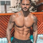 Benjamin Samat Instagram - Qui fait pipi dans les piscines lève la main ? 🤣🙋🏻‍♂️ Dubai, UAE