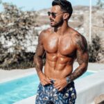 Benjamin Samat Instagram - Avec ma chérie, mes amis et mes abdos, nous sommes tous très bien arrivés à Mykonos 🇬🇷 😎