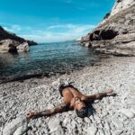 Benjamin Samat Instagram - Ce matin je suis vraiment sorti de ma zone de confort pour aller faire mon 1er Trail dans les calanques de Marseille. Résultat 2h 14km 800m de dénivelé ⛰😵‍💫 très dur très intense mais très fier de nous 💪🏽@nico_ferrero_23 @mike_r.10 @smilefit13 ! Plus de photos et vidéos dans ma story Marseille, France