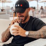 Benjamin Samat Instagram - Vous êtes plutôt casquettes, ou sans-casquette ??? 😎😊 Identifie tes amis qui aiment trop porter des casquettes 😁 I I Tout ceux qui m’envoient des mp depuis des mois pour savoir quelle est la marque des casquettes que je porte tout le temps dans mes stories, il s’agit des casquettes de la marque ETC 🔥 N’hésitez pas à jeter un coup d’oeil à leur insta @casquettesetc 😉 I I Ce sont des casquettes en tissus denim, gabardine, velours, natté de très bonnes qualités ! 👍🏼 Que vous recevez dans un packaging original et réutilisable : panier en bambou 🌸 I I Bénéficiez pendant 48h de -15% avec le code promo : BENJIETC sur le site www.casquettesetc.fr ❤️ #SebJaillard #environnement #casquettes #tissusbio #gots #etc Dubai, United Arab Emirates