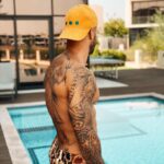 Benjamin Samat Instagram - Vous êtes plutôt casquettes, ou sans-casquette ??? 😎😊 Identifie tes amis qui aiment trop porter des casquettes 😁 I I Tout ceux qui m’envoient des mp depuis des mois pour savoir quelle est la marque des casquettes que je porte tout le temps dans mes stories, il s’agit des casquettes de la marque ETC 🔥 N’hésitez pas à jeter un coup d’oeil à leur insta @casquettesetc 😉 I I Ce sont des casquettes en tissus denim, gabardine, velours, natté de très bonnes qualités ! 👍🏼 Que vous recevez dans un packaging original et réutilisable : panier en bambou 🌸 I I Bénéficiez pendant 48h de -15% avec le code promo : BENJIETC sur le site www.casquettesetc.fr ❤️ #SebJaillard #environnement #casquettes #tissusbio #gots #etc Dubai, United Arab Emirates